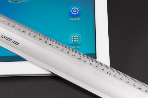 Das Display des Galaxy View ist fast einen halben Meter groß. (Bild: Martin Wolf/Golem.de)