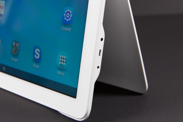 Die Anschlüsse am Galaxy View: 3,5-mm-Klinkenbuchse, USB und proprietärer Stromanschluss (Bild: Martin Wolf/Golem.de)