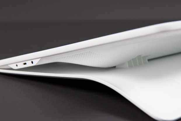 Der Standfuß kennt zwei Positionen. (Bild: Martin Wolf/Golem.de)