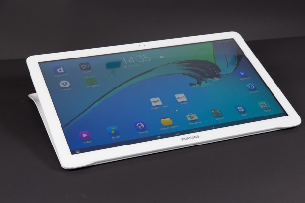 Im Liegen kann bequem auf der Bildschirmtastatur des Galaxy View getippt werden. (Bild: Martin Wolf/Golem.de)