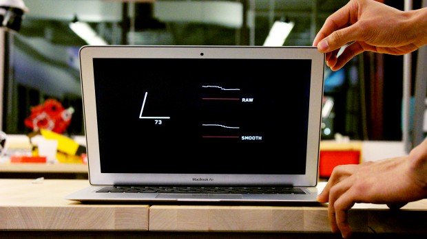 ... den Winkel des Notebook-Displays berechnen. (Bild: Laput/Chen/Harrison)