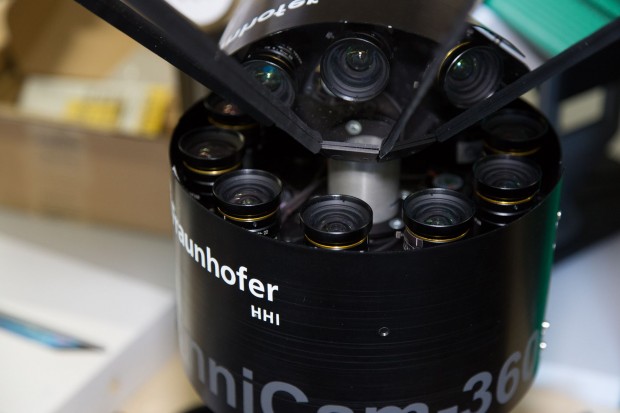 Die Kamera besteht aus zehn einzelnen Kameras, ... (Foto: Martin Wolf/Golem.de)