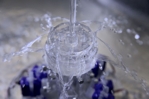 Die Pfeile unterbrechen den Wasserstrahl und formen ihn - hier zum Stern. (Foto: Tangible Media Group/MIT)