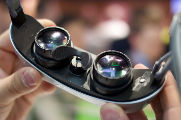 Der Lichtschutz ist abnehmbar, die Linsen müssen zum Scharfstellen gedreht werden. (Bild: Michael Wieczorek/Golem.de)