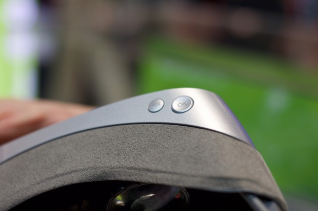 Die 360 VR hat zwei Eingabeknöpfe. (Bild: Michael Wieczorek/Golem.de)