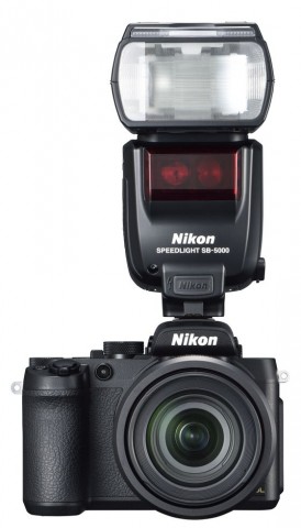 An dieser Kamera können auch DLSR-Blitze genutzt werden. (Foto: Nikon)