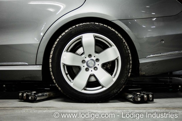 Ein Shifter fährt unter das Auto und hebt es an. (Foto: Lödige Industries)