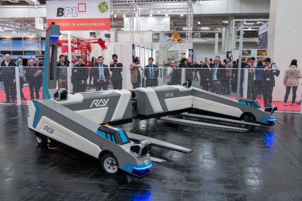 Ray ist ein Parkroboter, den das bayrische Unternehmen Serva Transport Systems - hier auf der Hannover Messe 2014. (Foto: Werner Pluta/Golem.de)