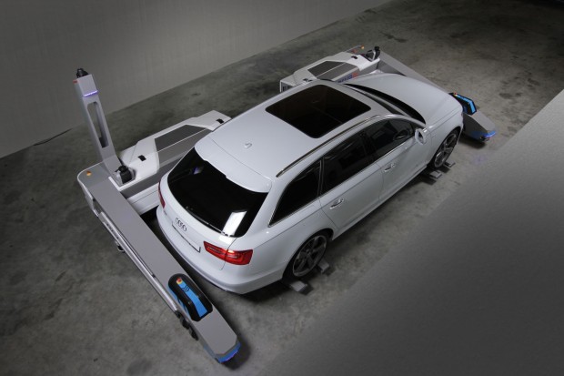 Ray fährt unter das Auto und transportiert es zu seinem Parkplatz. (Foto: Serva)