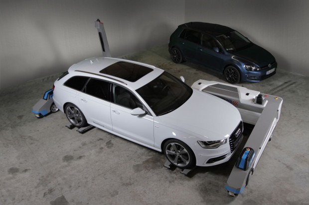 Dabei achtet der Roboter darauf, dass Autos ähnlicher Größe zusammenstehen. (Foto: Serva)