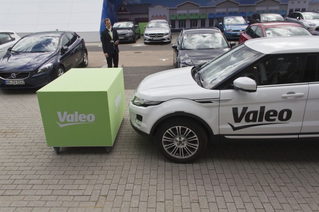 Das Auto kann sich auch selbst parken: Mit dem System Park4U von Valeo sucht sich das Auto einen freien Platz. (Foto: Werner Pluta/Golem.de)