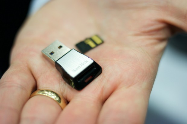 ... denn ohne ihn lassen sich die 275 MByte/s mangels Verbreitung der UHS-2-Leser  bei kaum einem anderen Gerät erreichen. (Foto: Michael Wieczorek/Golem.de)