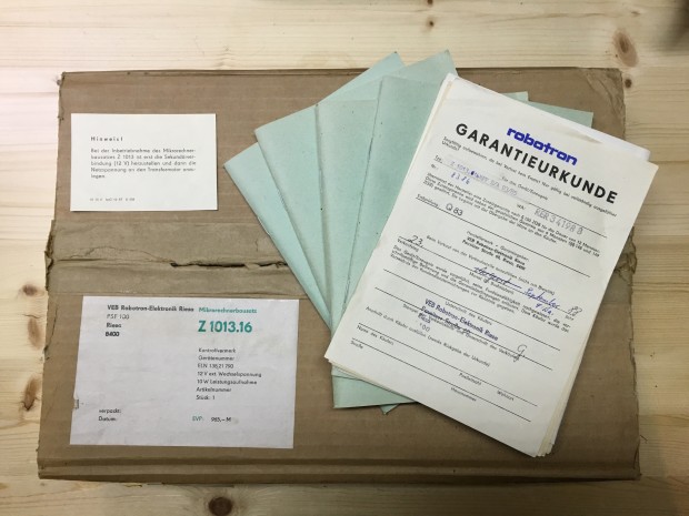 Originale Verpackung mit Handbüchern und Garantieurkunde  (Foto: Mario Keller)