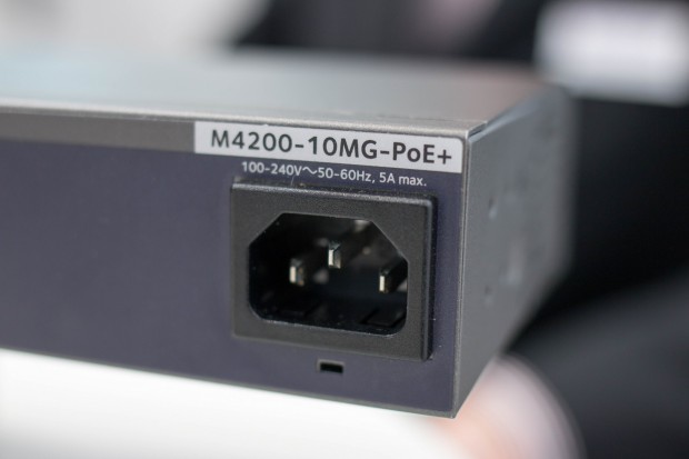 Das Stromkabel wird vorne am Switch angesteckt. (Foto: Michael Wieczorek/Golem.de)