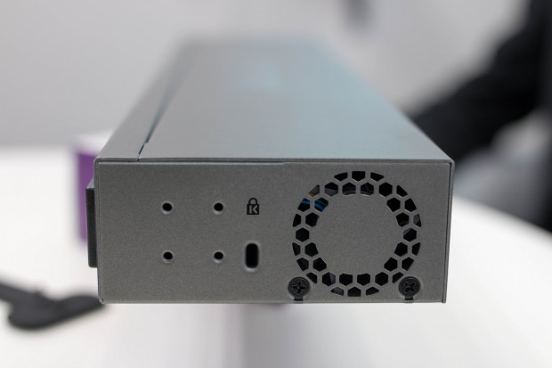 Netgear verspricht bei normaler Nutzung einen leisen Betrieb, mit zwei Lüftern an der Seite. (Foto: Michael Wieczorek/Golem.de)