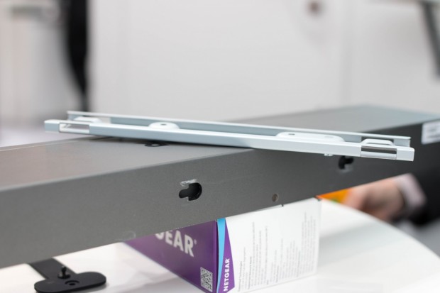 Für die Wandmontage gibt es eine Haltevorrichtung, ... (Foto: Michael Wieczorek/Golem.de)