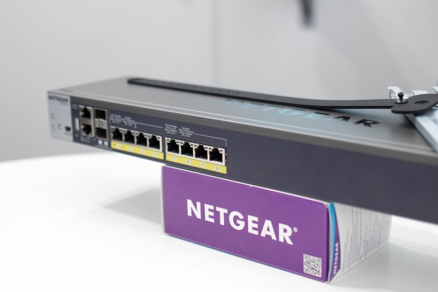 ... die mit Hilfe eines Gummibandes auch für die Montage an Rohren geeignet ist. (Foto: Michael Wieczorek/Golem.de)