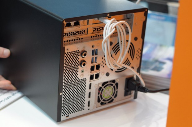 ... wird mit 10 GbE und Thunderbolt ausgeliefert. Hier ist das kleinste Modell zu sehen: TVS-682T. (Foto: Andreas Sebayang/Golem.de)