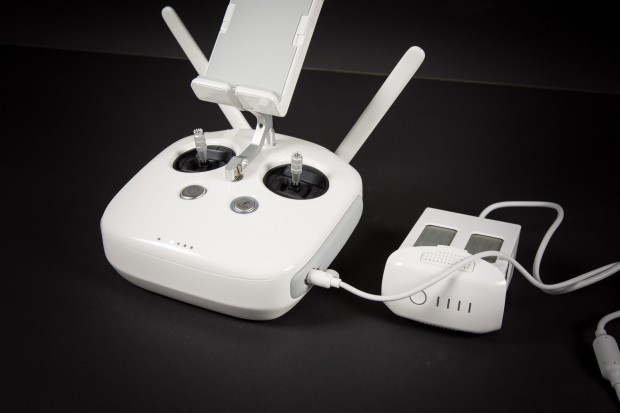 Controller und Akku lassen sich gleichzeitig laden. (Bild: Martin Wolf/Golem.de)