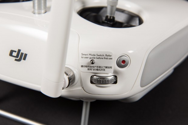 Der Schalter w&auml;hlt den Flugmodus, das Rad schwenkt die Kamera. (Bild: Martin Wolf/Golem.de)