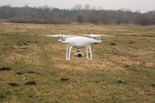 Die Phantom 4 bleibt auch bei Windböen stabil in der Luft. (Bild: Martin Wolf/Golem.de)