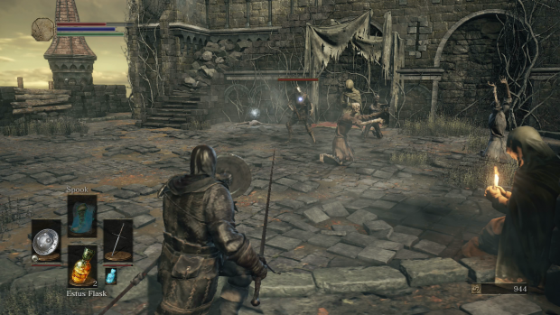 Auf den hohen Mauern von Lothric treffen Spieler auf Wachleute und deformierte Bewohner der Stadt. (Bild: Medienagentur plassma / Olaf Bleich)