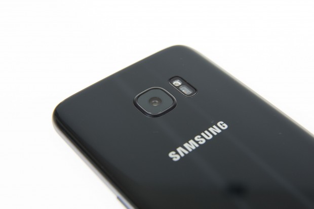 Die Kamera der beiden neuen Galaxy-Modelle hat Samsung neu entwickelt. Sie hat jetzt 12 Megapixel und macht besonders im Dunkeln gute Bilder. (Bild: Martin Wolf/Golem.de)