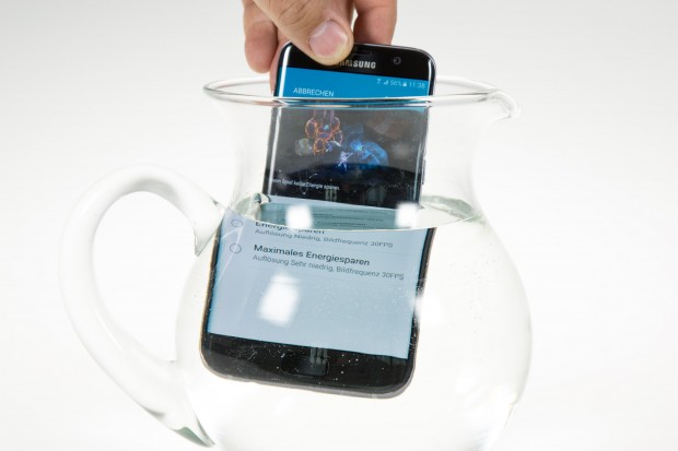 Das Galaxy S7 und das Galaxy S7 Edge sind nach IP68 vor Wasser und Staub gesch&uuml;tzt. (Bild: Martin Wolf/Golem.de)