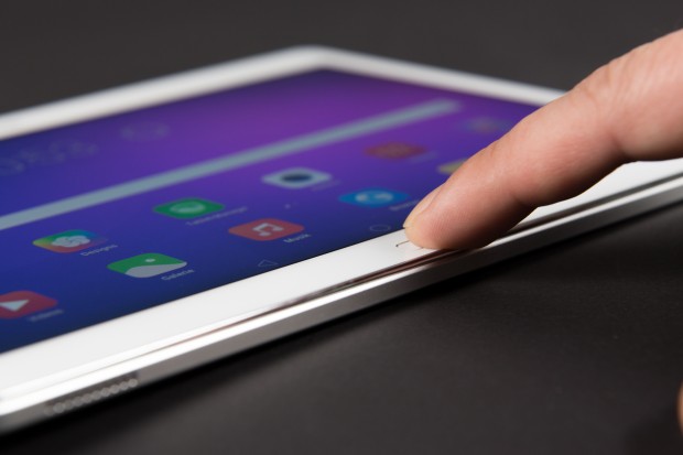 Im Home-Button ist ein schnell arbeitender Fingerabdrucksensor eingebaut. (Bild: Martin Wolf/Golem.de)