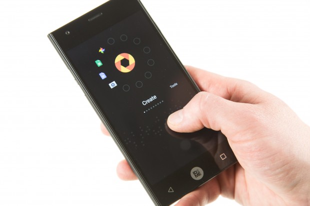 Mit dem Daumen wischt der Nutzer seitlich, um zwischen den Kreisen zu wechseln. (Bild: Martin Wolf/Golem.de)