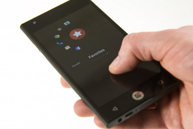 Der untere Bereich bedient die obere Displayh&auml;lfte. (Bild: Martin Wolf/Golem.de)