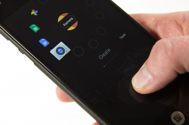 Eine ausgew&auml;hlte App startet, indem der Daumen vom Display genommen wird. (Bild: Martin Wolf/Golem.de)