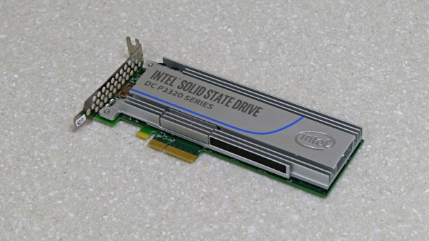 DC P3320 als PCIe-Steckkarte (Foto: Marc Sauter/Golem.de)