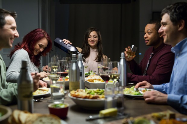Das Abendessen der Zukunft? Eine Flasche, viele Weine (Bild: Kuv&eacute;e)