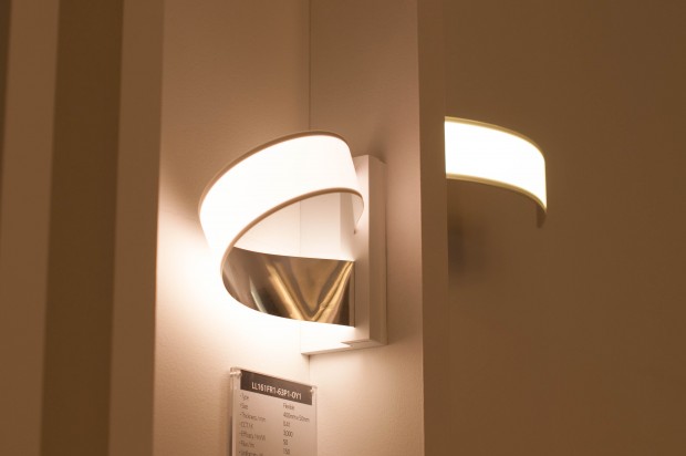 Für eine einfache Wandleuchte ist die Konstruktion schon sehr auffallend. (Foto: Andreas Sebayang/Golem.de)