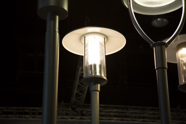 Hier ist die Antenne der WLAN-Leuchte nicht mehr sichtbar. Für das menschliche Auge überstrahlt das Leuchtmittel die Antenne. (Foto: Martin Wolf/Golem.de)