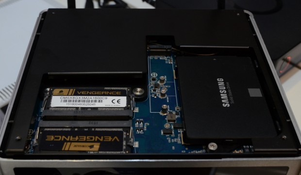 SSD und RAM sind auf der Unterseite montiert. (Foto: Nico Ernst)