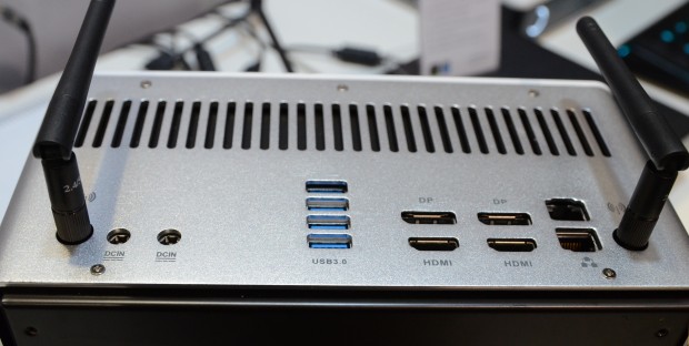 Gleich zwei externe Netzteile sind n&ouml;tig. (Foto: Nico Ernst)