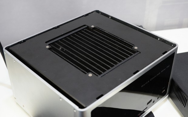 Ein 140-Millimeter-L&uuml;fter reicht f&uuml;r das System. (Foto: Nico Ernst)