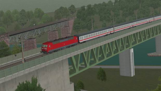 Ein IC mit vorgespannter BR120 im Fuldatal (Screenshot: Zusi Bahnsimulatoren)