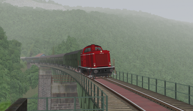 Auf der Wutachtalbahn zieht eine V100 Güterwaggons. (Screenshot: Zusi Bahnsimulatoren)
