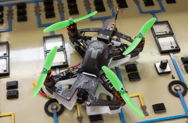 Zwei Modelle hat das Berliner Unternehmen entwickelt: Neben der Arrow Drone 200 ...  (Foto: Werner Pluta/Golem.de)