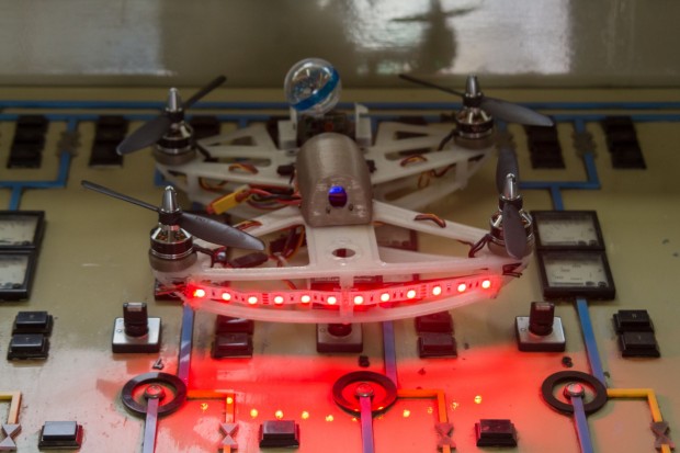 Die farbigen Leuchtdioden dienen zur Unterscheidung - und erinnern an den Millennium Falken. (Foto: Werner Pluta/Golem.de)