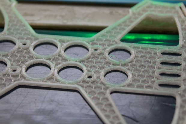 Die Grundplatte der Drohne: Die Wabenstruktur gibt der Platte mehr Steifigkeit. (Foto: Werner Pluta/Golem.de)