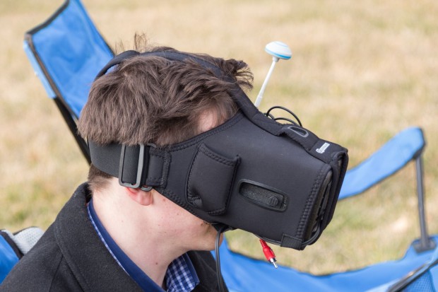 Der Drohnenrenner tr&auml;gt eine FPV-Brille ...  (Foto: Werner Pluta/Golem.de)