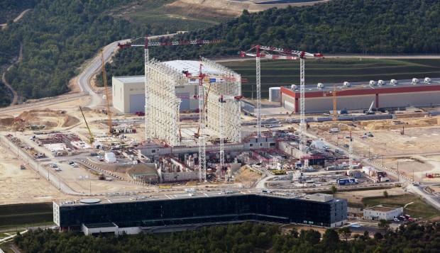 Zu erkennen ist die Montagehalle, in der Komponenten des Fusionsreaktors vormontiert werden. (Foto: Matthieu Colin/Iter)