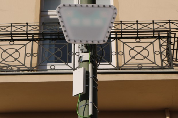 Der Sensor kann nur wenige Parkplätze auf der gegenüberliegenden Straßenseite überwachen. (Foto: Friedhelm Greis/Golem.de)