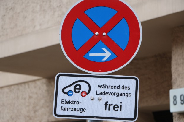 Die Berliner Senatsverwaltung kann mit Hilfe solcher Sensoren überprüfen, ob die Ladestationen für E-Autos frei sind. (Foto: Friedhelm Greis/Golem.de)