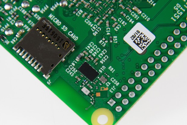 Auf der R&uuml;ckseite befindet sich der zugeh&ouml;rige Mikrochip, daneben die winzige L&ouml;tfl&auml;che neben noch winzigeren SMD-Bauteilen. (Foto: Martin Wolf/Golem.de)