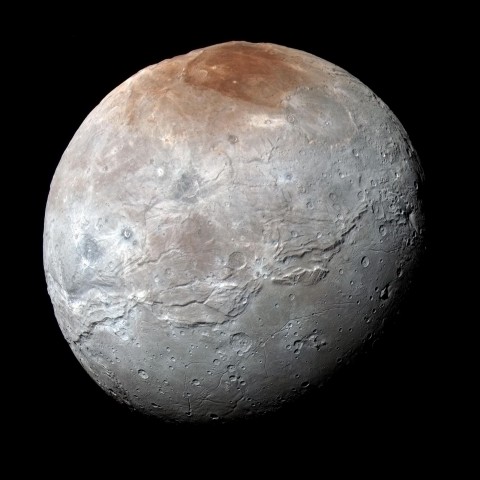 Der Pluto-Mond Charon. Die r&ouml;tliche F&auml;rbung soll von organischen Stoffen kommen. (Foto: Nasa/JHUAPL/SwRI)